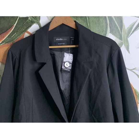 NEW Torrid Studio Size 5 US 5X Refined Crepe Cropped Blazer Black One Button - Picture 3 of 7